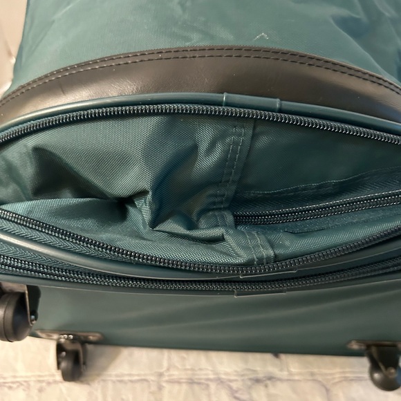 VINTAGE JAQUAR GREEN AND BLACK CARRY ON BAG HAS WHEELS AND VERY SPACIOUS - Picture 11 of 11